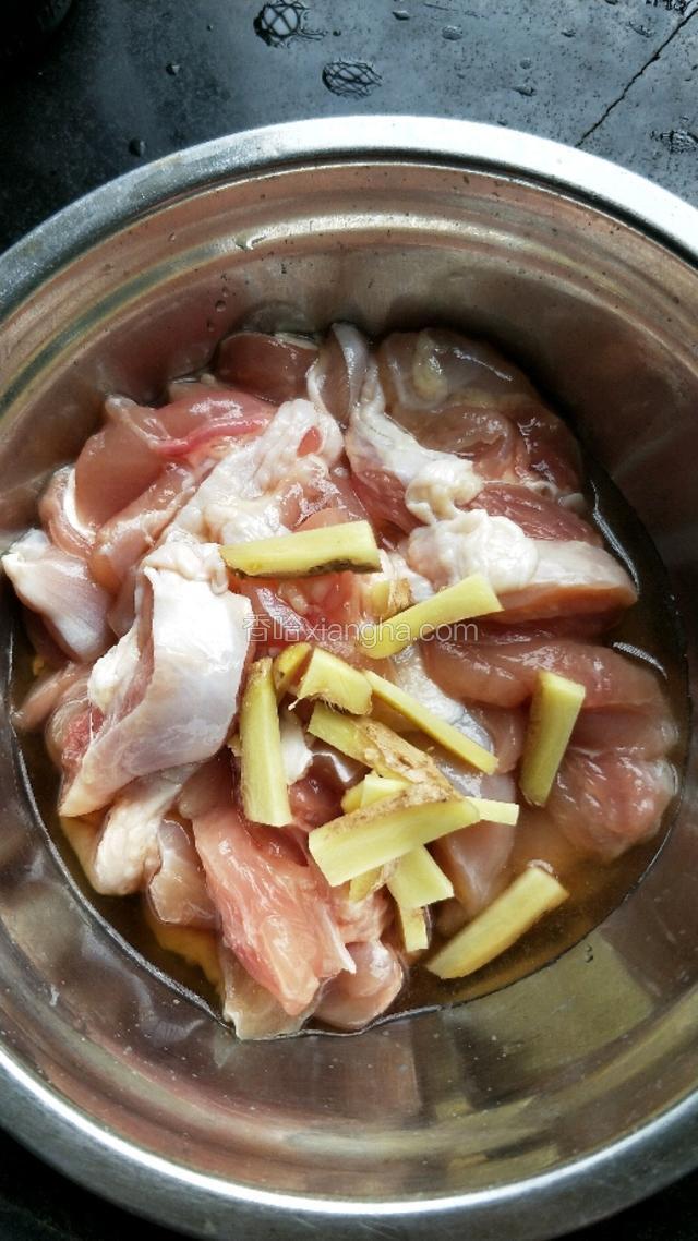 鸡腿去骨切块，姜切丝，和料酒一起将鸡腿肉腌10分钟