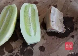 Illustration of how to mix garlic pork belly with cucumber 1