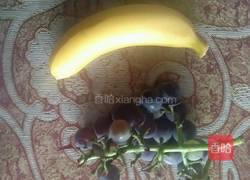 香蕉大战葡萄的做法图解1