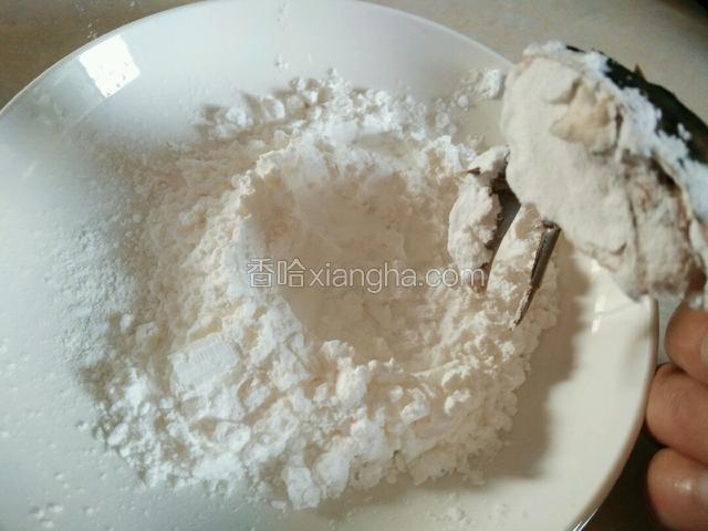 将蟹的切口处用淀粉裹上，这样可以锁住蟹肉的水分。