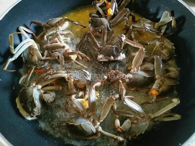锅里倒入食用油烧热，裹好淀粉的一面小火煎至定型。