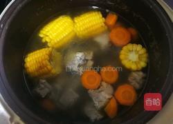 玉米萝卜排骨汤的做法图解6