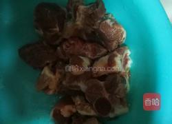 玉米萝卜排骨汤的做法图解1