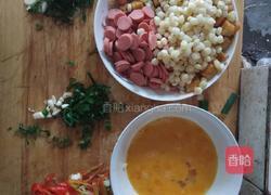 （鸡蛋玉米火腿肠）炒馒头丁的做法图解1