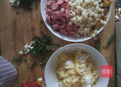 （鸡蛋玉米火腿肠）炒馒头丁的做法图解3