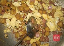 （鸡蛋玉米火腿肠）炒馒头丁的做法图解5