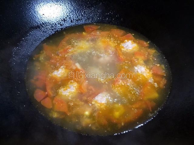 把肉泥捏成小丸子，依次下入锅中，肉丸子全部下入火可以适当调大，直到肉丸子煮熟即可