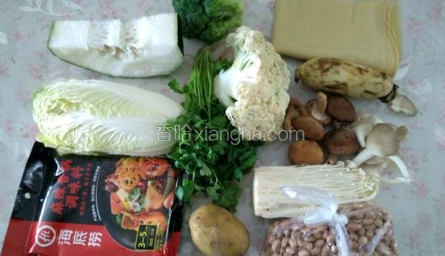 将所有食材准备好，还有肉和香肠。
