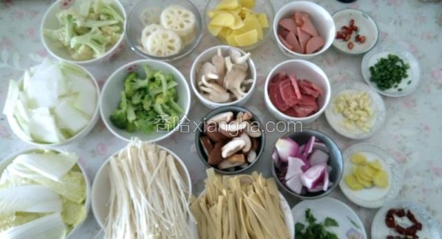 将所有食材切成片和块，配料切碎，将瘦肉加入料酒和淀粉搅拌均匀，腌制20分钟，备用。
