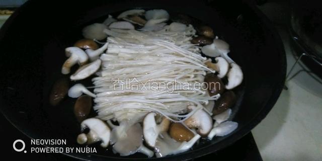 继续下入金针菇，烧至七成熟，捞出