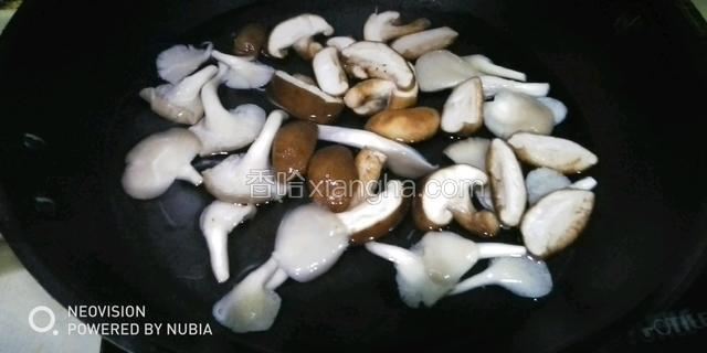 锅内加入水烧开，放入香菇和白蘑菇烧至八分熟，捞出。