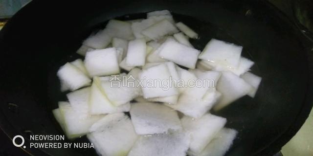 再加入冬瓜烧至八分熟，捞出 