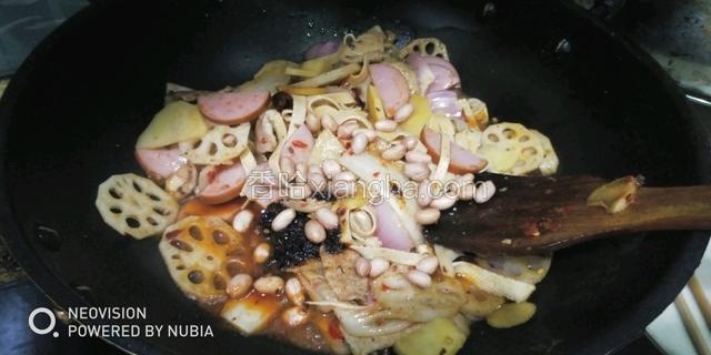 接着加入千张，几种菌类继续翻炒