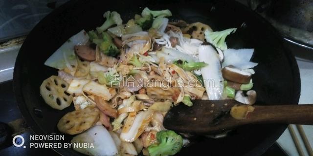 最后加入娃娃菜，西兰花，花菜，花生米翻炒，加入盐调味。