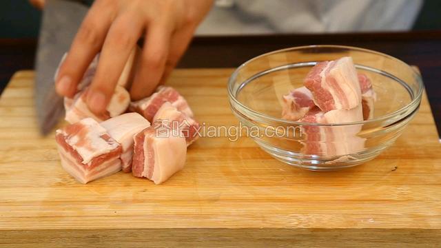 五花肉条切成块。