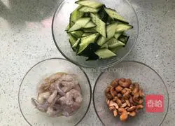 Illustration of how to make fried cucumbers with shrimps and cashew nuts 1