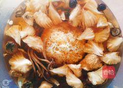 花胶松茸猴菇银耳双杏老母鸡汤的做法图解2