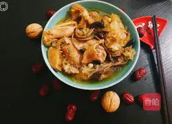 Illustration of how to make fish maw, matsutake, monkey mushroom, white fungus, double apricot and old hen soup 8