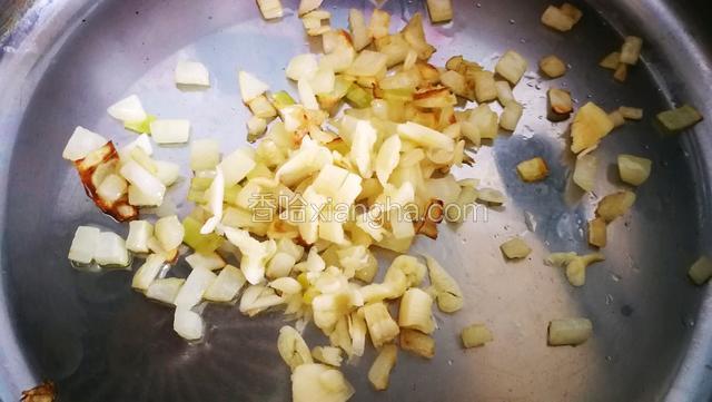 加入蒜末，继续翻炒。