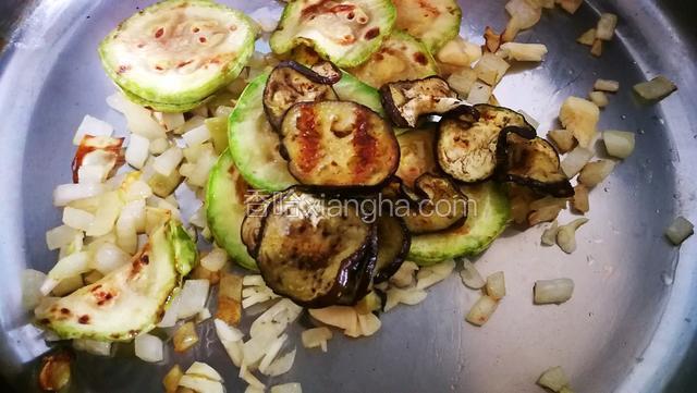 洋葱跟蒜末充分爆出香味，加入煎熟的蔬菜片。