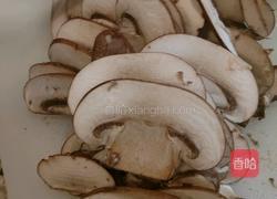 冬瓜虾皮牛排菇汤的做法图解2