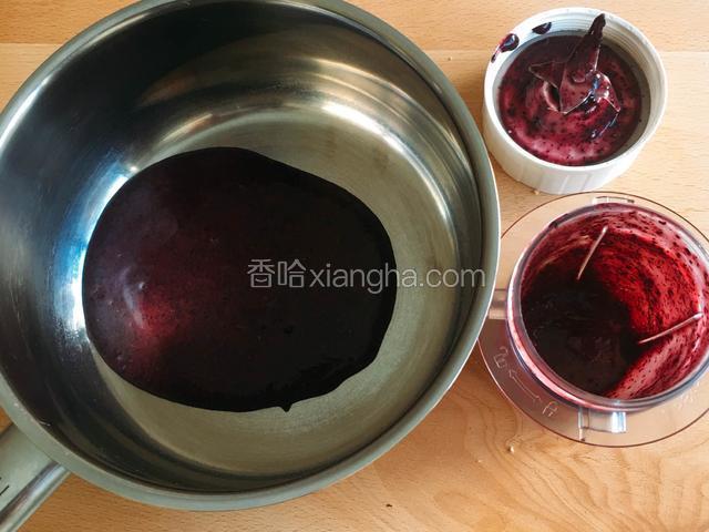 打成泥，倒入锅中。