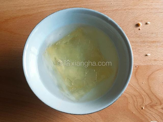 吉利丁片放入碗中，加入清水，放冰箱冷藏十几分钟。