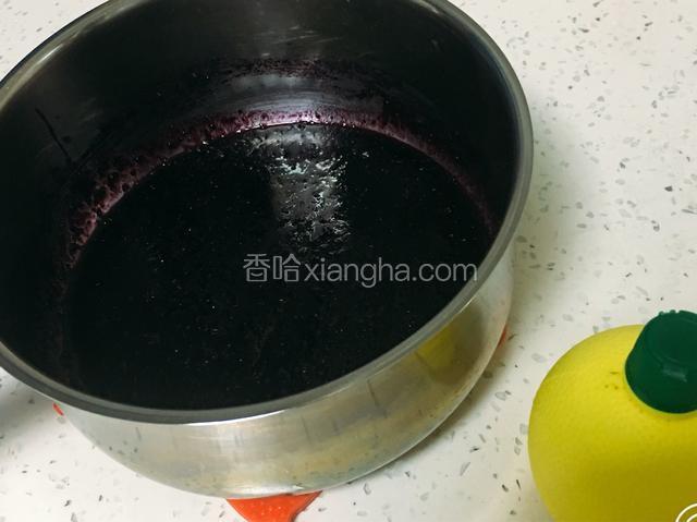 移出煤气灶，降温一下，加入柠檬汁翻拌均匀。