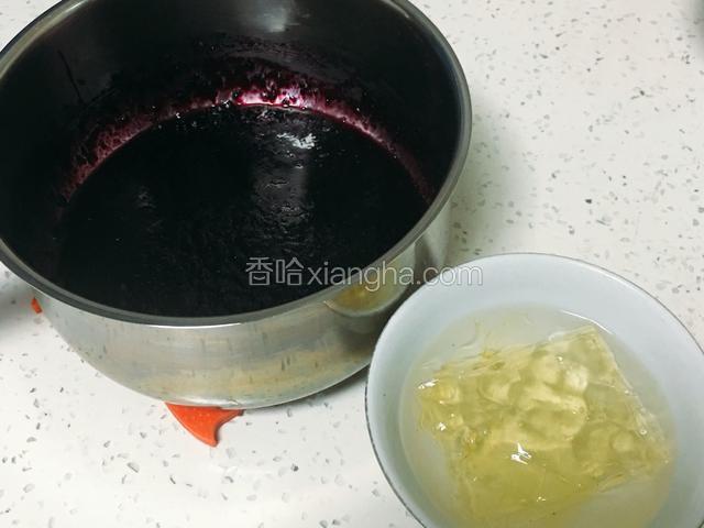 冰箱拿出吉利丁片，倒掉水放入蓝莓中融化。