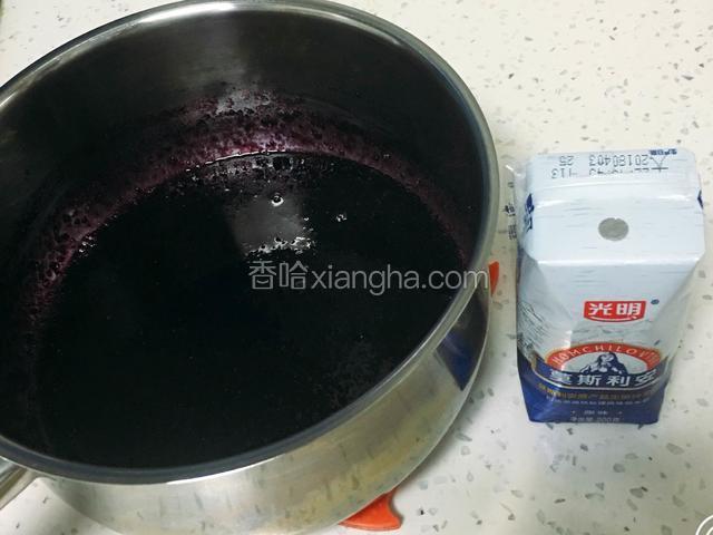 冷却后再加入酸奶，翻拌均匀。