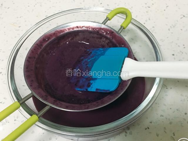 蓝莓慕斯糊过筛一遍。