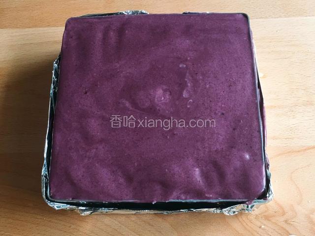 再倒入留出来的慕斯糊，刮平。