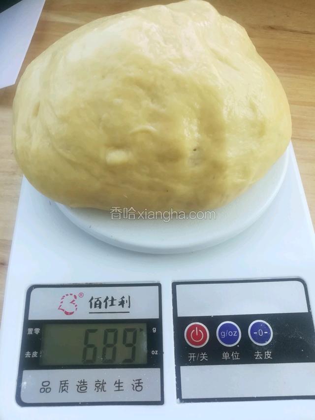 面团称重。手工揉搓进行排气。