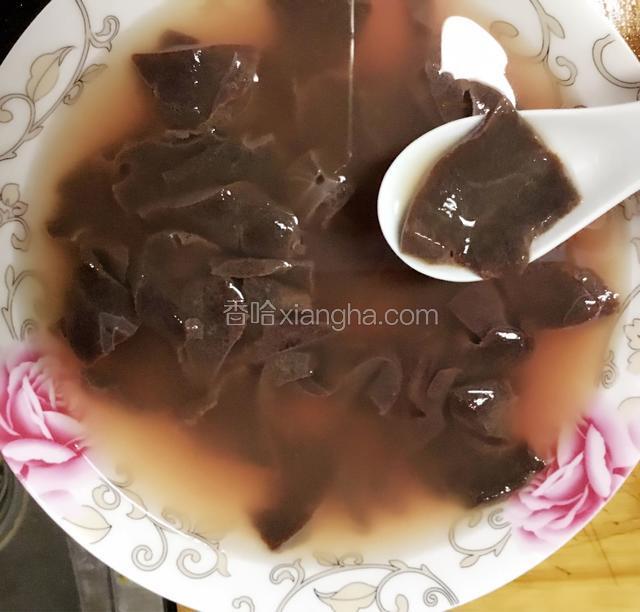 猪肝切片，洗去血水，多洗几次。沥干水分