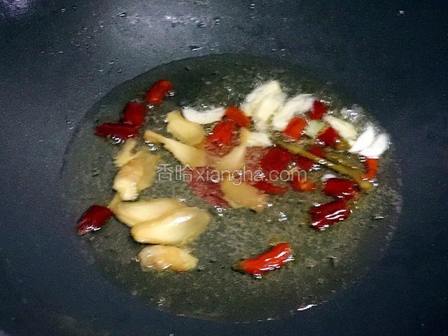 锅里烧油。倒入图四调料