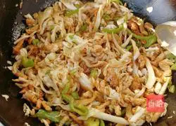 Illustration of how to make pickled cabbage, vermicelli and meat 9