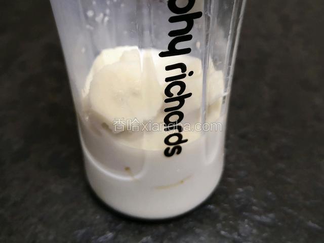 香蕉牛奶一起打成酱，香蕉用一根半，牛奶80ml