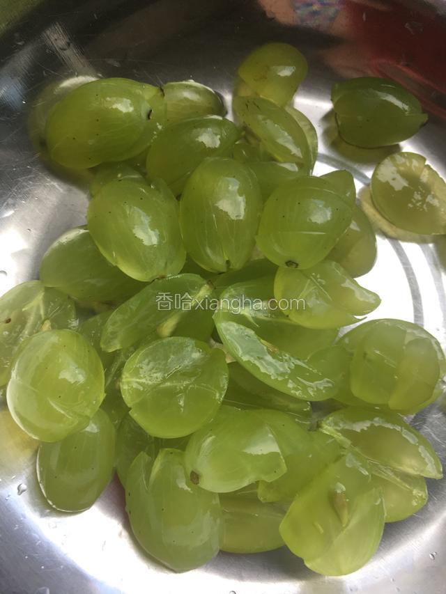 青提切碎，更好的释放出汁液