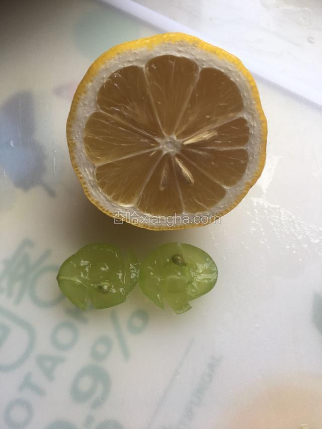 柠檬切碎一些，这样入味