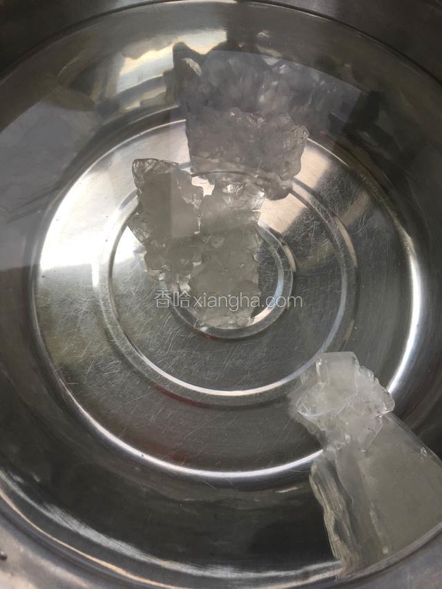 一盆白开水或者矿泉水加冰糖