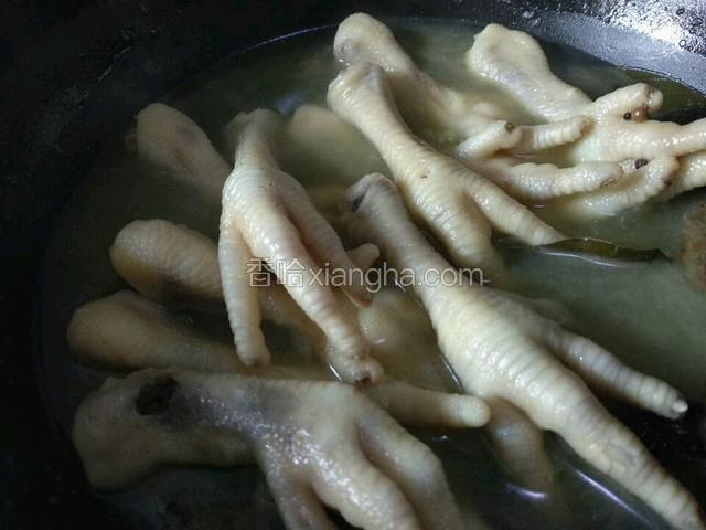 鸡爪剪去指甲洗净，锅中加水，放鸡爪，香叶八角花椒，煮开撇清浮末，大火煮开十分钟