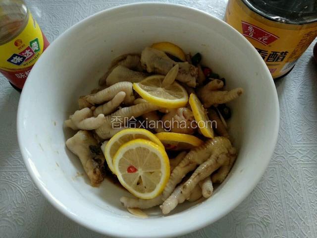 冰箱拿出鸡爪，剁成两半，依次加入辣椒末，姜片蒜片，柠檬片，倒入味极鲜，少量盐和糖，拌匀后，放入冰箱冷藏