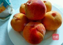 黄桃罐头的做法图解1