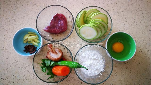 准备食材。
洗干净的角瓜切4㎜厚片。
混合面粉跟淀粉。
鸡蛋加少量盐打散备用。