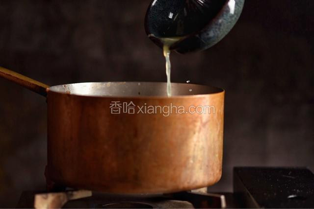 倒入桃酱锅中拌匀关火