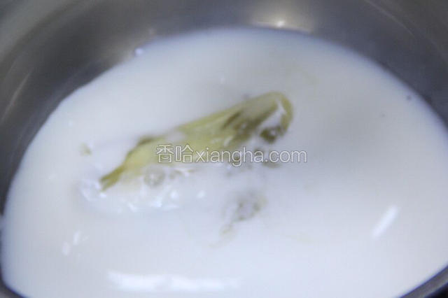 牛奶混合液趁热加入吉利丁溶液搅拌均匀。