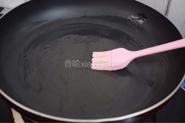平底锅刷一遍薄薄的食用油烧热