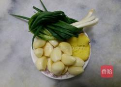 黄鳝烧肉的做法图解1