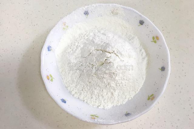 把低筋面粉过筛两次备用。