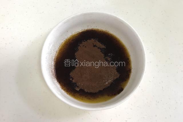往混合好的黄油咖啡液内筛入可可粉。
